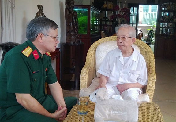 Cụ Mười Hương và tác giả. Ảnh: MINH THƯ