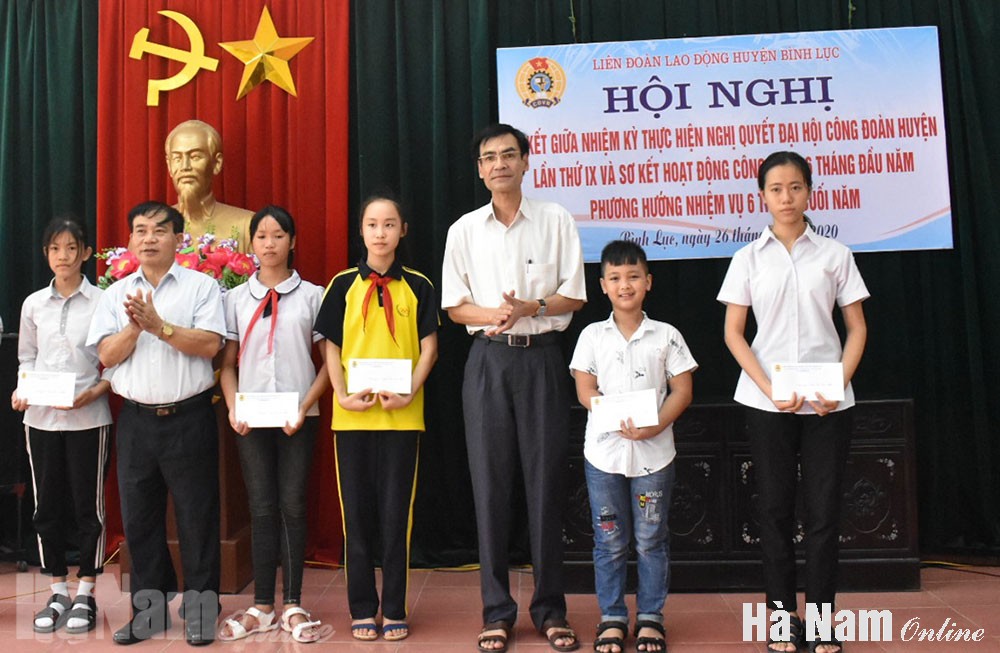 Lãnh đạo LĐLĐ tỉnh và huyện Bình Lục tặng quà cho các em học sinh nghèo vượt khó học giỏi hưởng ứng Tháng hành động vì trẻ em năm 2020.