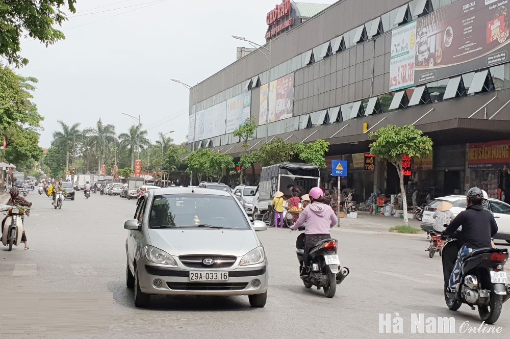 Đường Lê Lợi đoạn qua chợ Bầu, Phường Lương Khánh Thiện (TP Phủ Lý) luôn thông thoáng, bảo đảm trật tự đô thị, an toàn giao thông.