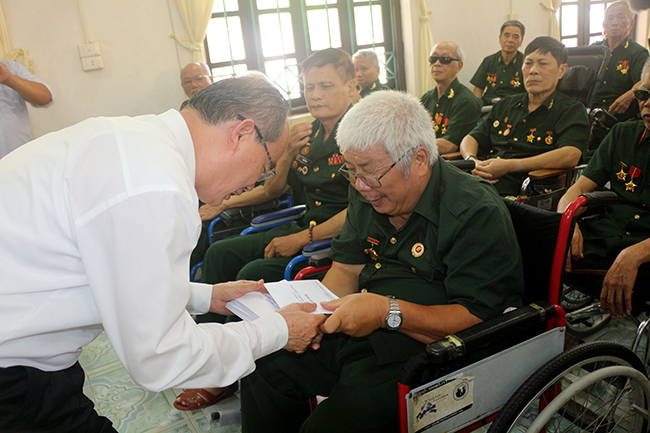 Đồng chí Bí thư Thành ủy TP Hồ Chí Minh Nguyễn Thiện Nhân tận tay trao quà tới các thương binh tại Trung tâm điều dưỡng thương binh Duy Tiên