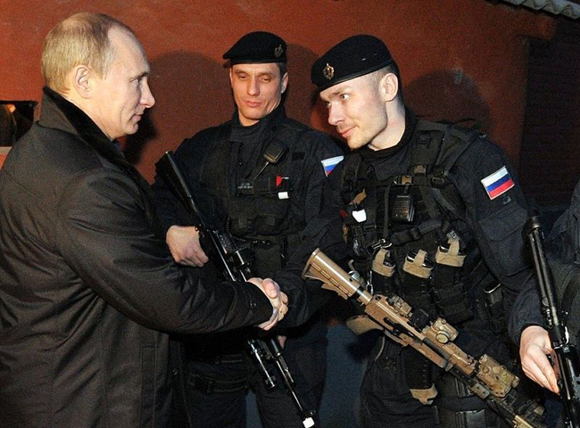 Thành viên đội đặc nhiệm Alpha và Tổng thống Nga Vladimir Putin (trái). Ảnh: special-ops