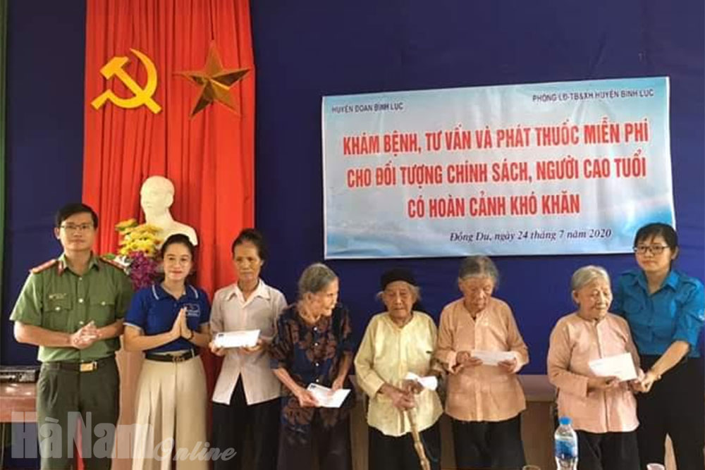 Tuổi trẻ 3 đơn vị tặng quà cho các hộ có hoàn cảnh khó khăn trên địa bàn xã Đồng Du (Bình Lục).