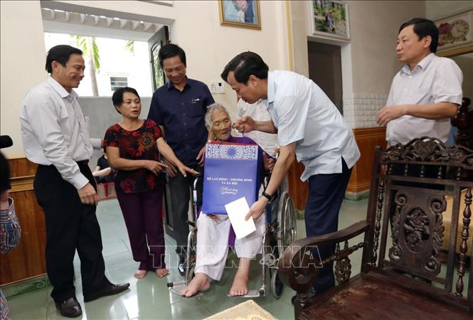 Bộ trưởng Bộ Lao động - Thương binh và Xã hội Đào Ngọc Dung thăm, tặng quà Mẹ Việt Nam anh hùng Nguyễn Thị Hổng, Khu phố 9, Phường 1, Thành phố Đông Hà (Quảng Trị). Ảnh tư liệu: Anh Tuấn/TTXVN