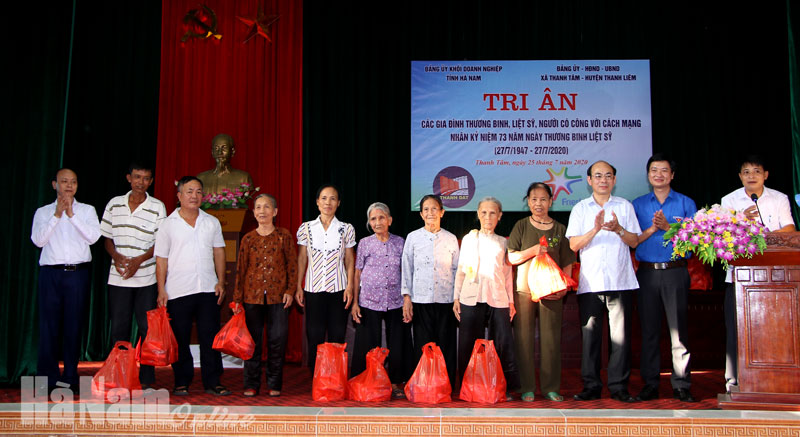 Lãnh đạo Đảng ủy Khối Doanh nghiệp tỉnh và huyện Thanh Liêm tặng quà cho người có công với cách mạng xã Thanh Tâm.