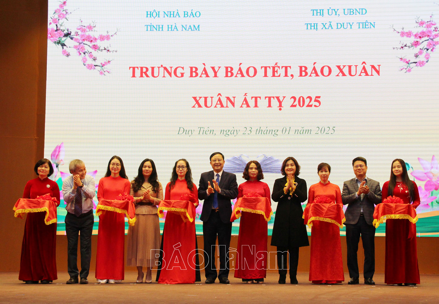 Khai mạc Trưng bày báo Tết, báo Xuân Ất Tỵ 2025 tại thị xã Duy Tiên