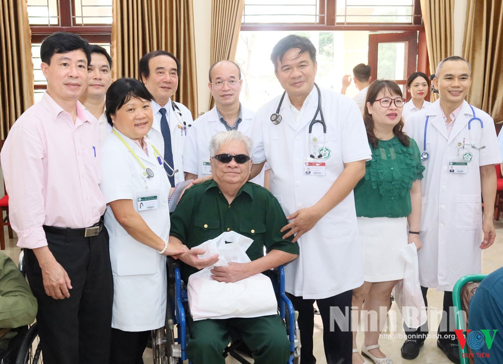 doan cong tac benh vien bach mai tham tang qua tai trung tam 18e0