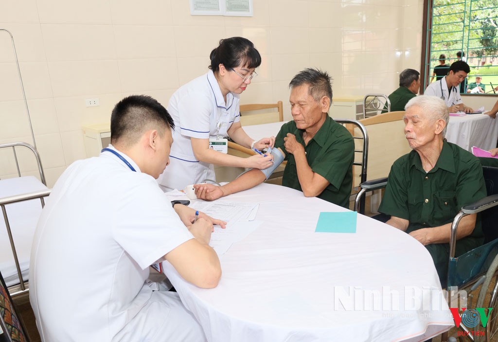 doan cong tac benh vien bach mai tham tang qua tai trung tam 7b43