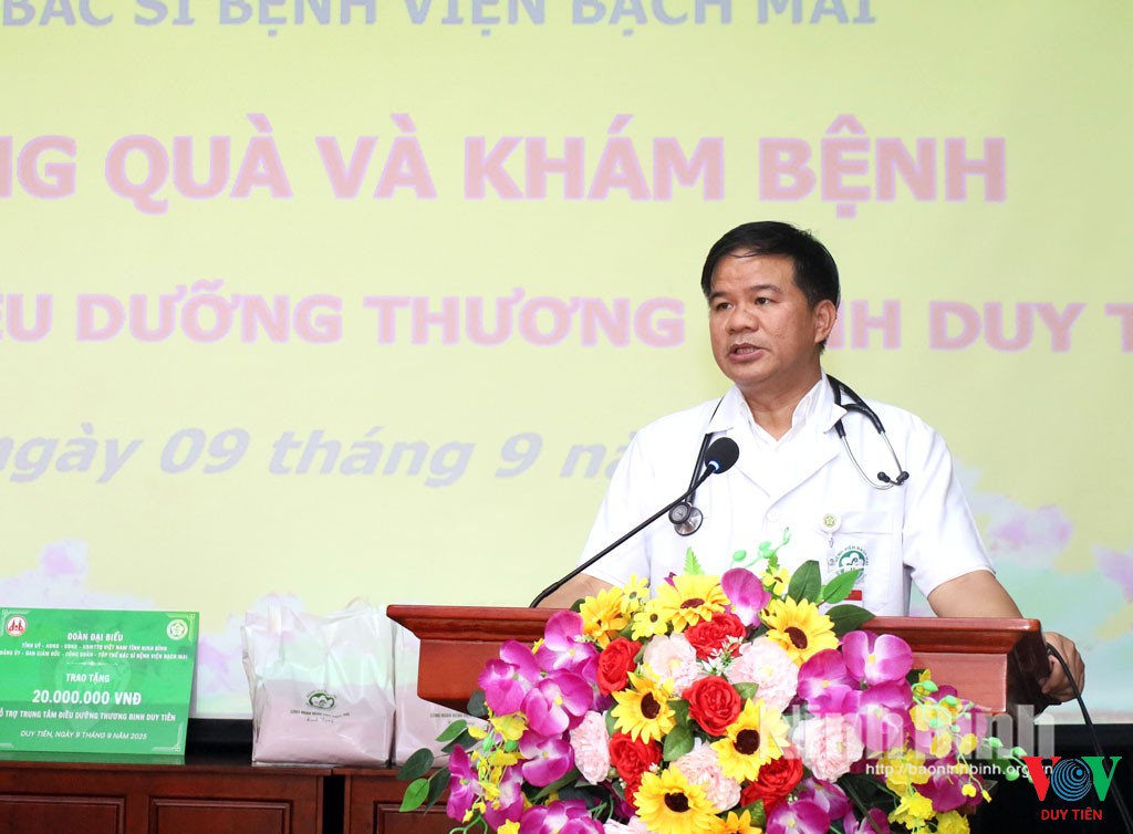 doan cong tac benh vien bach mai tham tang qua tai trung tam e6a2